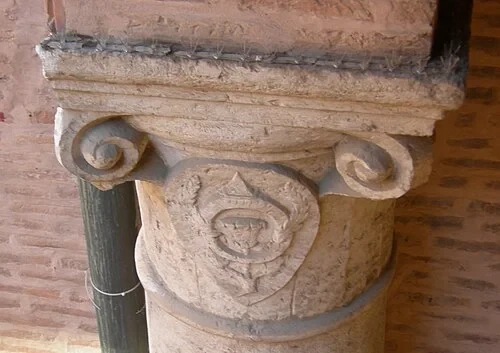 The Este Capitals