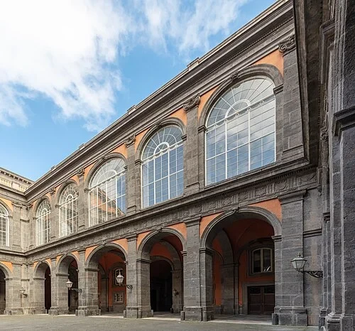 Der Ehrenhof — Palazzo Reale di Napoli