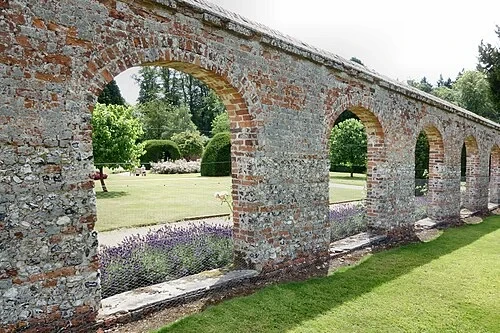 Le mur du jardin des moines — Highclere Castle