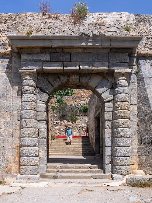 Porte principale de la forteresse de Spinalonga — Spinalonga