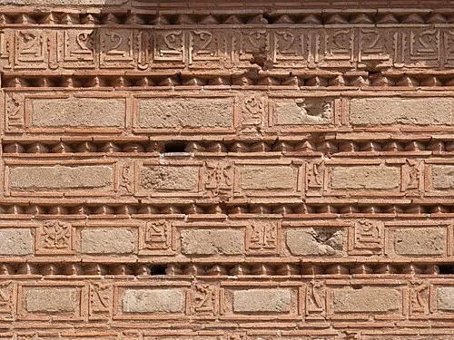 Decorazione in Mattoni Pseudo-Cufica