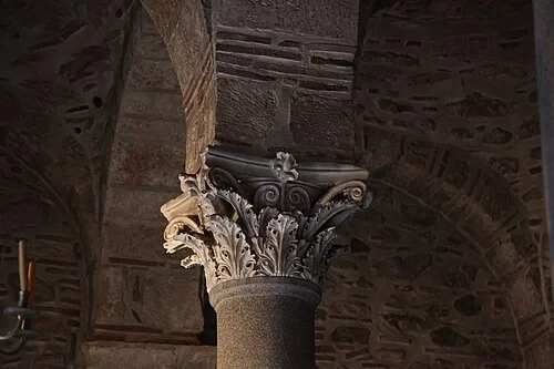 Capitelli con foglie d'acanto scolpite
