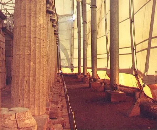 De zuilengang in het interieur