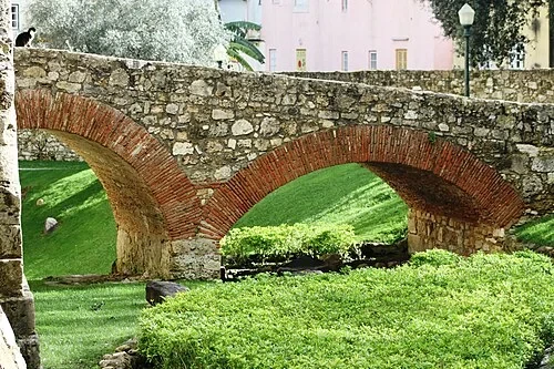 Le pont de pierre défensif — Castelo de São Jorge
