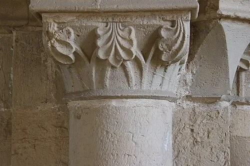 Chapiteau à feuillage sculpté — Mosteiro de Santa Clara-a-Velha
