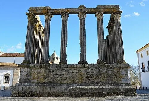 La colonnade nord — Templo Romano de Évora
