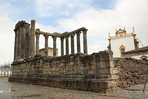 Une colonnade pérenne — Templo Romano de Évora