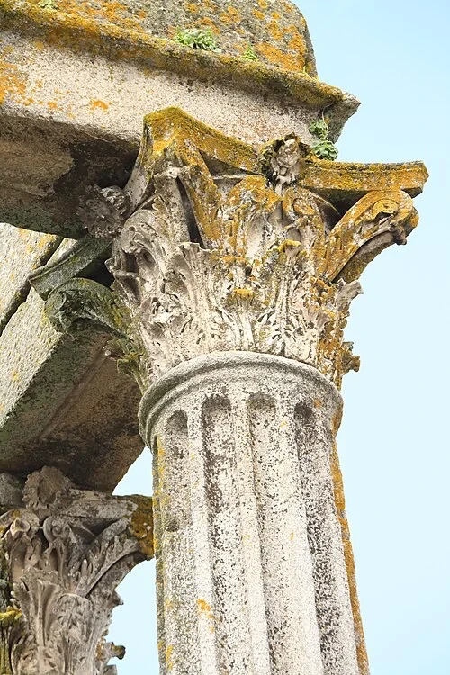 Feuilles d'acanthe en marbre — Templo Romano de Évora