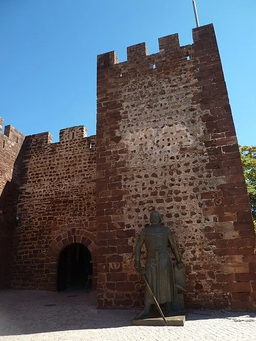 La forteresse en grès rouge — Castelo de Silves