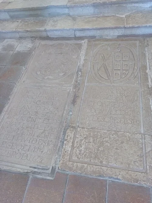 Les tombes du sol de l'église — Fortaleza de Sagres