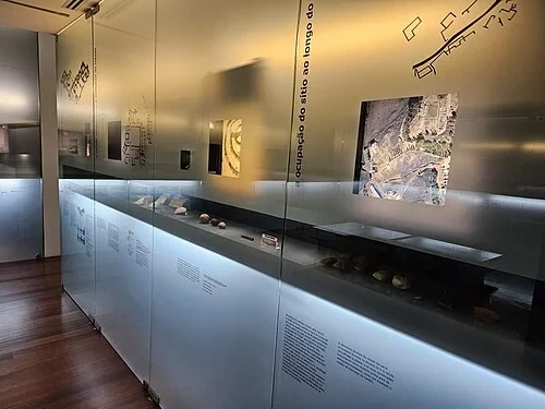 Exposition de poteries et bijoux romains — Miróbriga