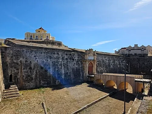 La redoute centrale et le pont — Forte de Nossa Senhora da Graça