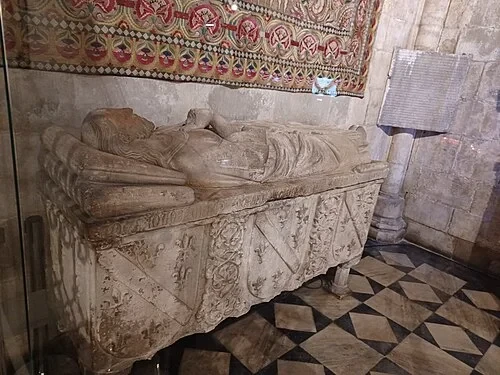 Tombeau du Bienfaiteur — Sé de Lisboa