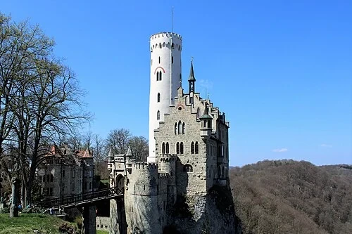 La façade à flanc de falaise — Schloss Lichtenstein