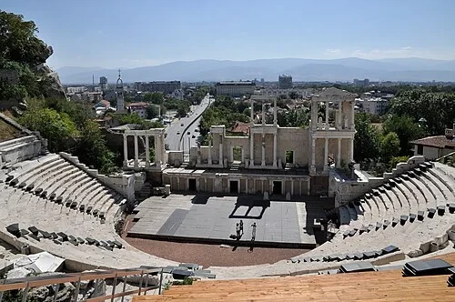 La toile de fond montagneuse — Roman theatre of Plovdiv