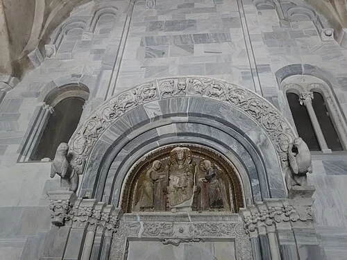 Le portail roman — Manastir Studenica
