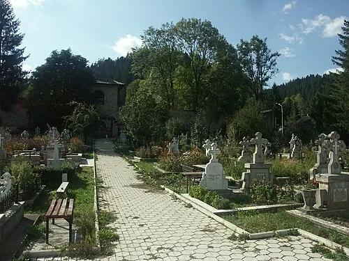 Le cimetière monastique — Mănăstirea Voroneț