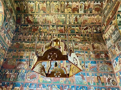 À l'intérieur du naos — Mănăstirea Voroneț