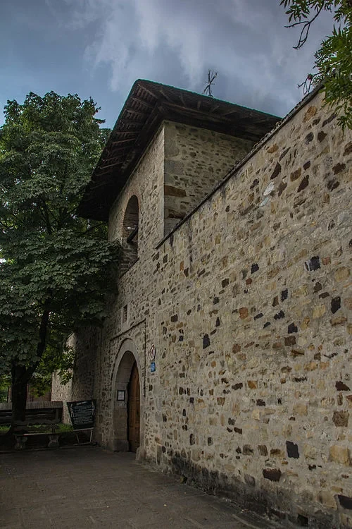 La tour-clocher d'entrée — Mănăstirea Voroneț