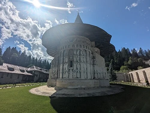 L'abside orientale — Mănăstirea Voroneț