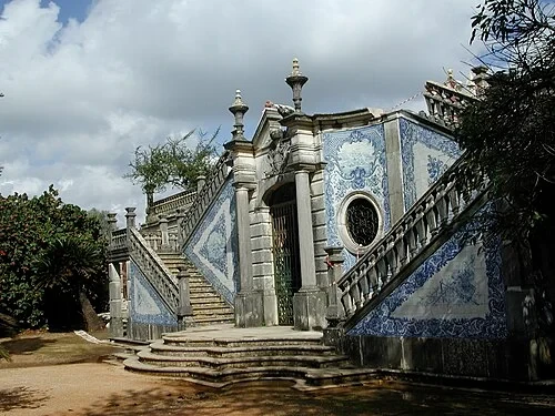 Le grand escalier d'azulejos — Palácio de Estói