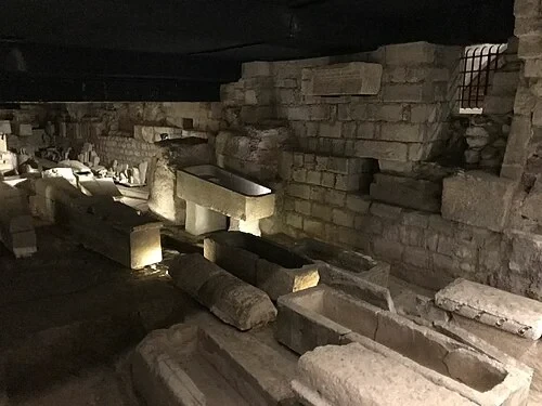 Les Anciens Sarcophages de Pierre — Basilique royale de Saint-Denis