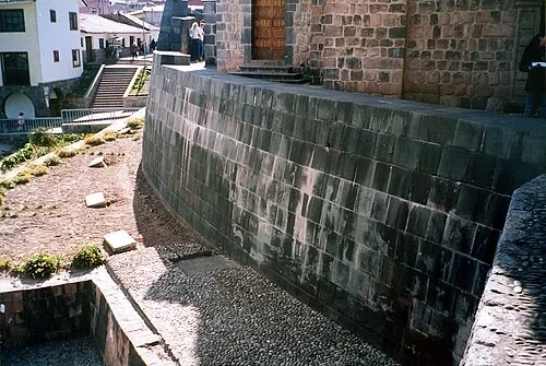 Le mur extérieur incurvé — Qorikancha