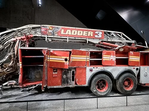 Camion de pompiers déformé — National September 11 Memorial & Museum
