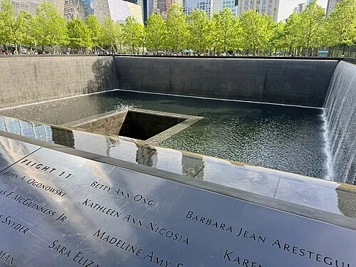 Les parapets en bronze — National September 11 Memorial & Museum