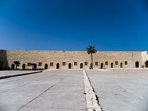 الأسوار الخارجية والثكنات