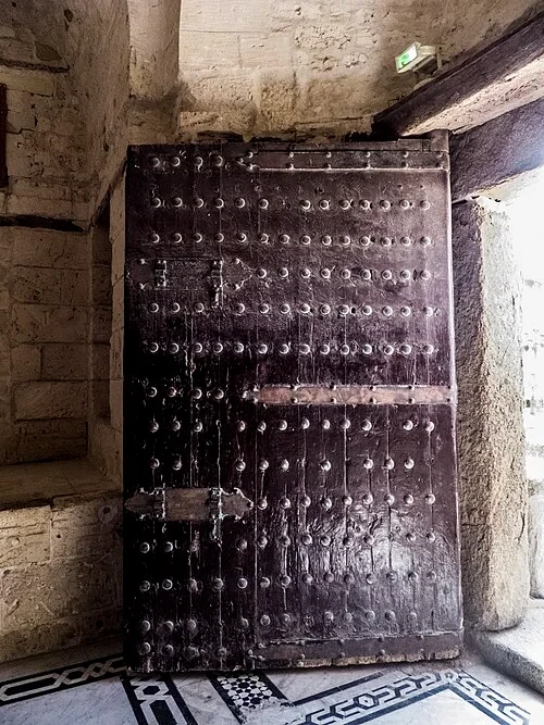 البوابة المرصعة بالحديد
