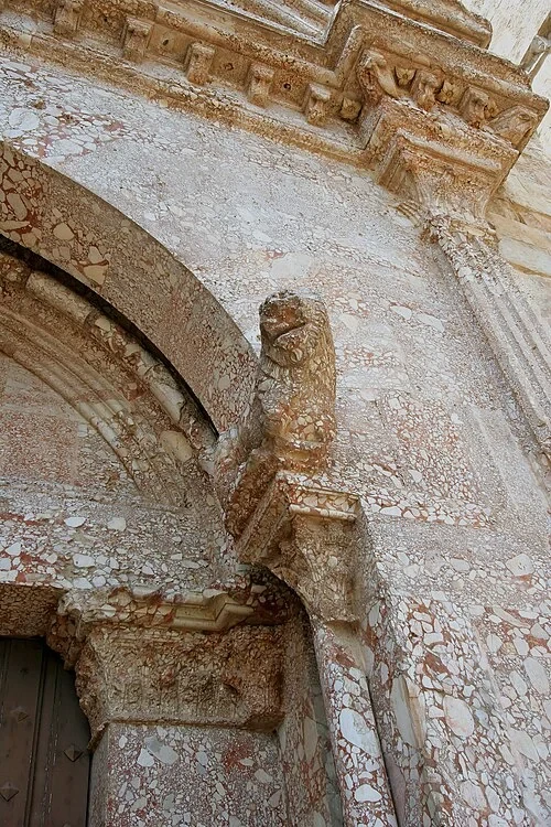 The Coral Marble Lion — Castel del Monte audio guide stop