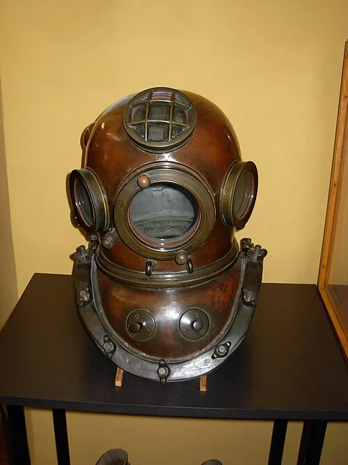 The Historic Diving Helmet — Torre del Oro audio guide stop