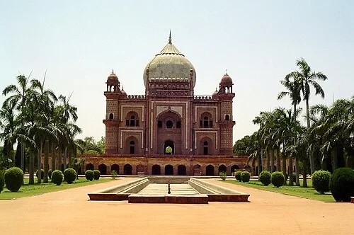 Une étude en grès — Safdarjung's Tomb
